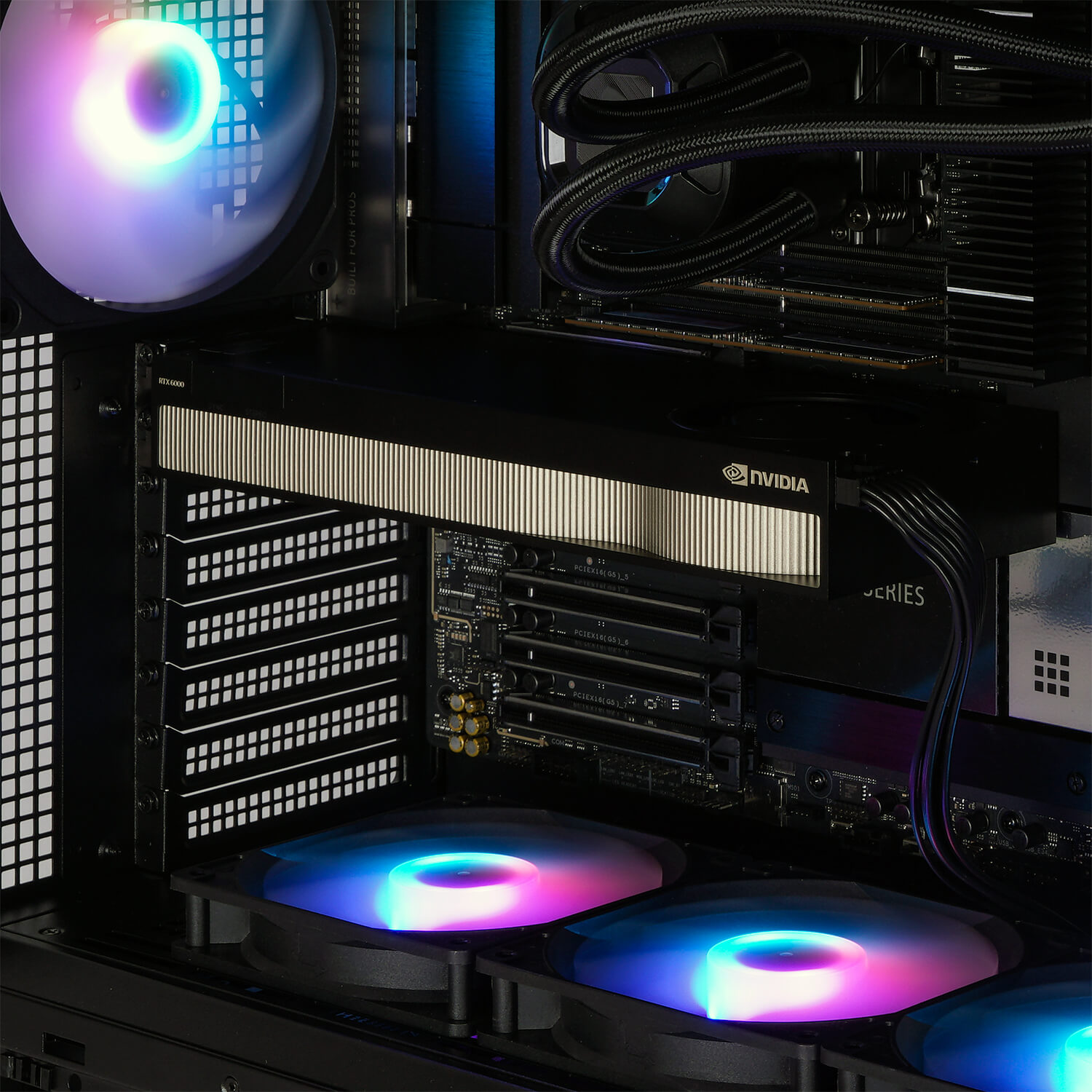 InWin AIおよびHPC対応 COVALENTは、AIおよびHPC環境向けのハイエンドおよびプロフェッショナルGPUをサポートしています。強化されたPCIe構造を備えた8